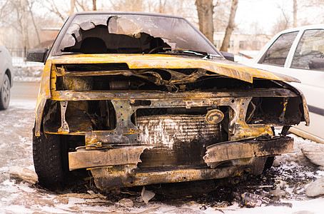 纵火后焚烧的汽车弯曲机身体倾倒挡泥板车祸保险碎片残骸车辆运输图片