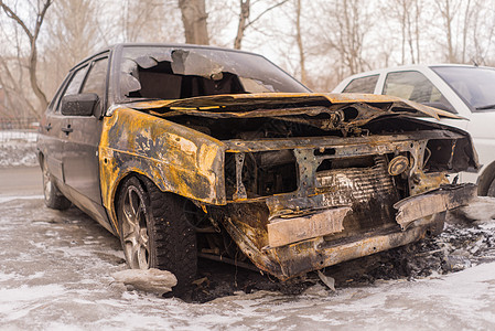 纵火后焚烧的汽车倾倒车辆破坏保险弯曲机废弃车祸身体残骸运输图片