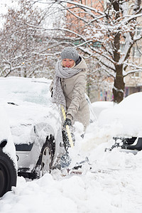 独立女性在冬天铲雪 在冬天气候街道城市天气冻结雪堆暴风雪季节风暴降雪图片