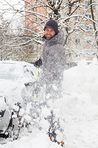 冬天有人在铲雪夹克季节城市街道气候天气男人男性雪堆暴风雪图片