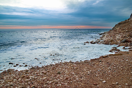 海滩上的波浪风暴运动地平线岩石石头冲浪海岸天气海岸线天空图片
