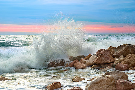 海滩上的波浪泡沫风暴太阳天气石头运动海岸边缘冲浪热带图片