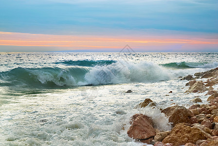 海滩上的波浪旅行石头碰撞边缘天气假期天空泡沫海岸热带图片