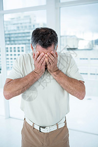 紧贴一个忧伤的人思维住所压力窗户休闲悲伤玻璃紧张服装家庭图片