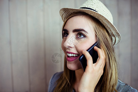 打电话的漂亮金发美女头发微笑木板沟通女士潮人手机呼唤浅色电话图片