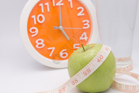 一个绿色苹果 上面贴着测量胶带的绿苹果维生素数字食物重量保健节食控制肥胖卫生成就图片