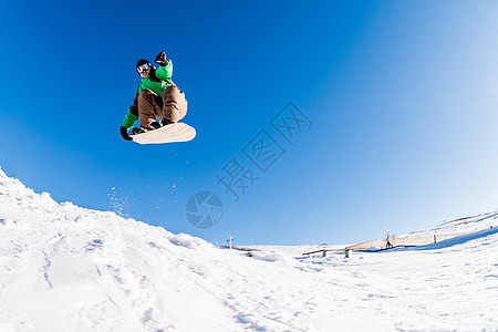 滑雪机跳过蓝天假期成人滑雪者高山人心运动空气极限木板滑雪图片
