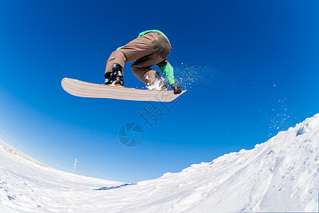 滑雪机跳过蓝天高山青少年滑雪者人心木板自由骑术单板滑雪板娱乐图片