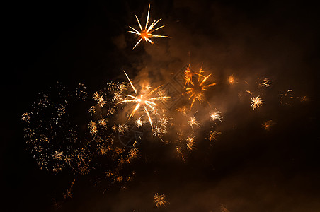 夜空中的橙色烟花庆典节日派对新年天空白色红色黄色黑色乐趣图片