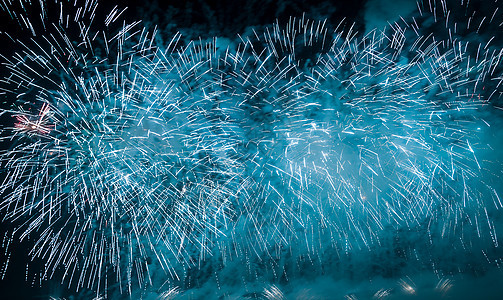 夜空中的蓝烟花黑色庆典假期新年烟火蓝色焰火天空派对周年图片