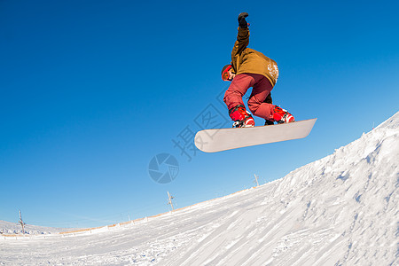 滑雪机跳过蓝天岩石山脉速度人心骑术便车高山青少年极限滑雪者图片