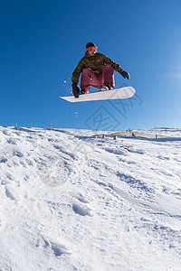 滑雪机跳过蓝天极限山脉运动天空男人滑雪者便车骑术娱乐高山图片