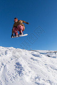 滑雪机跳过蓝天寄宿生假期运动单板便车天空岩石速度高山人心图片