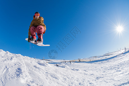 滑雪机跳过蓝天运动滑雪者空气单板青少年速度岩石骑术假期男人图片