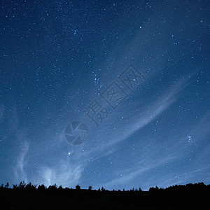 与星的蓝色黑暗的夜空宇宙星云天空森林星系星座天文学星光木头银河系图片