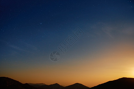 日落在蓝暗夜空图片