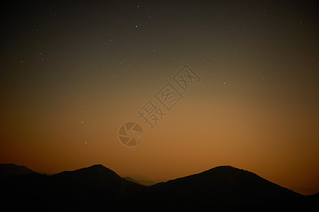 与星的红色黑暗的夜空天空丘陵月光橙子星云星光银河系星系宇宙墙纸图片