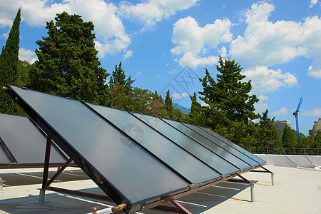 屋顶上的太阳能电池板天空回收经济房子力量玻璃技术集电极电气生态图片