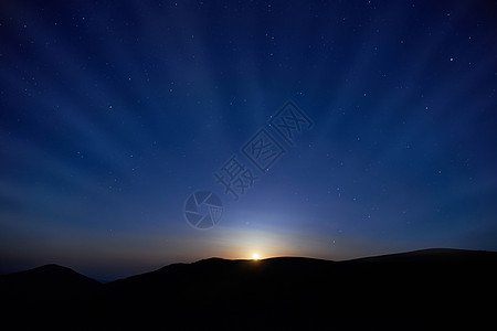 与星的蓝色黑暗的夜空火花乳白色月亮天文学星云天空银河系科学星系木头图片