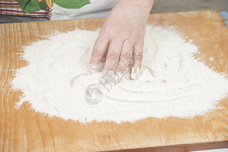妇女手在烤馅饼前准备面粉食谱面包烘烤女士木板桌子酵母木头美食厨师图片