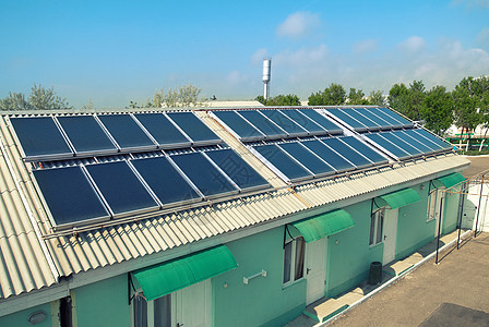 屋顶上的太阳能系统晴天发电机玻璃电气建筑天空经济力量环境燃料图片
