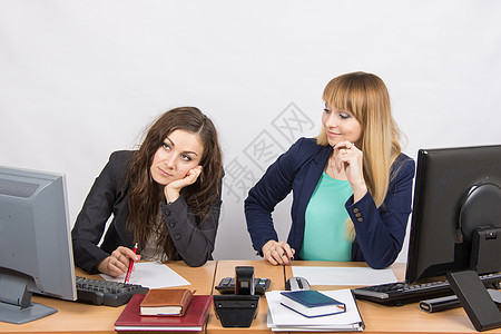 办公室里的情况 一个女孩很不高兴 其他人在你的桌面上还挺有条理的呢棕色经理情绪压力工作快乐失败打败傲慢解雇图片