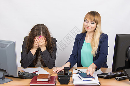 办公室里的情况 一个女孩很不高兴 其他人在你的桌面上还挺有条理的呢经理商业棕色打败奴隶工作微笑快乐雇员专业人员图片