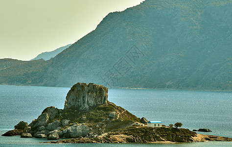 科斯岛海岸外一个岩石小岛上的东正教礼拜堂图片