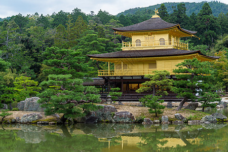 在京都日本金阁寺的黄金馆雕像文化森林入口佛陀花园神社建筑旅游游客图片