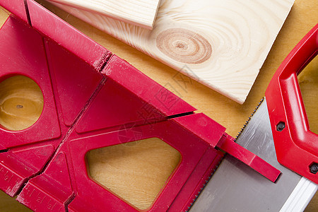使用电磁盒和锯子切割板板条工具木头木工木匠图片