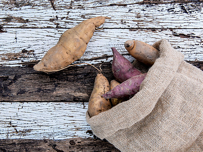 生锈时在麻袋里收获的有机甜土豆木头营养团体番薯养分食物乡村收成块茎蔬菜图片