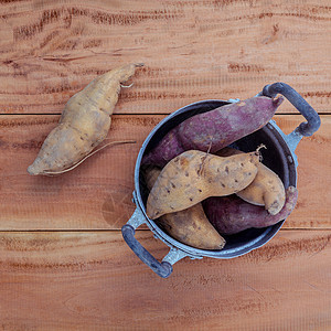 在老锅里用生锈木头t 收获的有机甜土豆图片