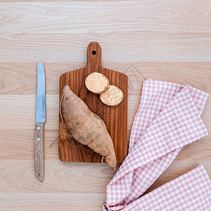 有机甜土豆 加切菜板和刀子图片