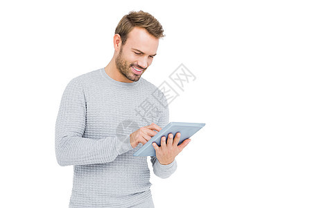 青年男子使用数字平板电脑快乐闲暇技术消遣服装男人灰色沟通喜悦微笑图片