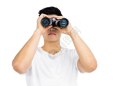 年轻人透过望远镜看望着服装监视间谍男人物体白色探索闲暇侦探休闲图片