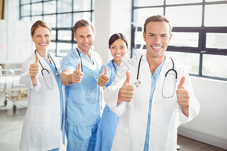 医疗队举起手来笑着笑着混血保健制服沟通手势医生女士职场卫生护士图片