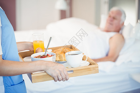 护士中产区 早餐在托盘中图片