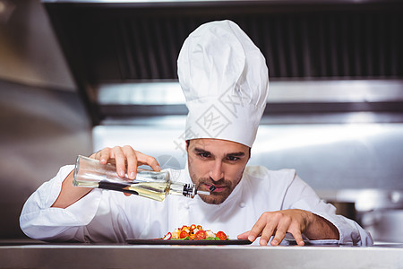 厨师完成沙拉的触摸男人板块酒店美食男性职业商业食物推介会准备图片