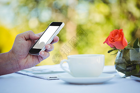 使用智能手机近距离亲近男性手报纸阅读酒吧技术办公室拨号双手咖啡电话桌子图片