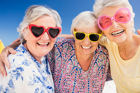 微笑的老女人的肖像快乐天空海岸线海洋老年友谊假期支撑女性蓝色图片