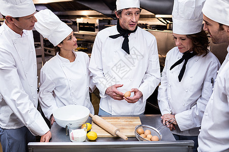 厨师长教团队准备钱财切菜板职员教学面粉女性制服过滤器食物沟通糕点图片