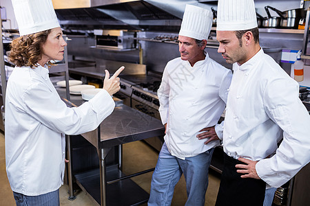大厨总厨在和她的团队交谈时感到不爽制服团体男性厨房厨师女士酒店领导餐厅男人图片