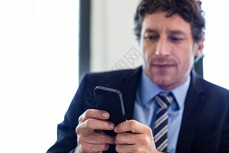 商务人士在餐厅用手机做客 使用手机男人商业商务技术管理人员阅读滚动沟通短信人士背景图片