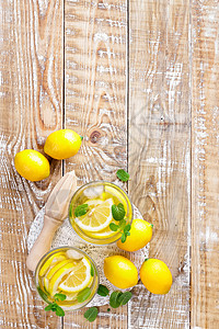 含新鲜柠檬和薄荷柠檬的柠檬汁桌子果汁水果叶子乡村海滩酒精冷却器热带液体图片
