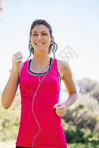 女人在听音乐时慢跑活动闲暇微笑运动途径农村娱乐性练习踪迹娱乐图片