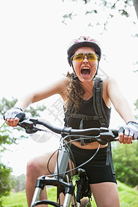 妇女骑自行车时大喊大叫图片