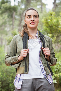 背着背包的女人风景环境踪迹越野闲暇娱乐农村微笑冒险快乐图片