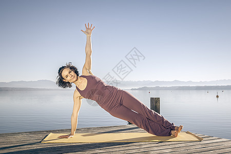 湖边的瑜伽女人图片