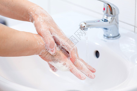 在自来水下用肥皂洗手护理洗涤浴室起重机液体手指女士身体感染卫生图片