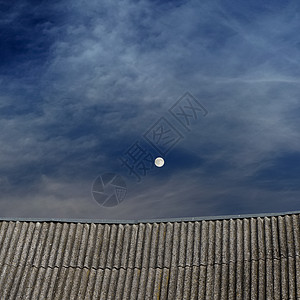瓦顶的屋顶和多云的蓝色 sk背景图片